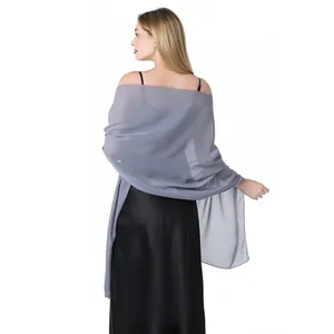 Vue arrière détaillée d'un élégant châle en mousseline gris clair pour soirée et mariage