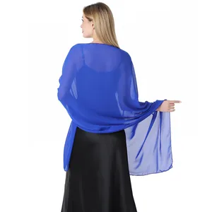 Vue arrière d'un élégant châle en mousseline bleu roi pour les robes de soirée chic