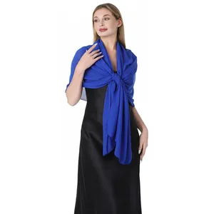 Écharpe élégante en mousseline bleu roi sur une robe de soirée noire pour mariages
