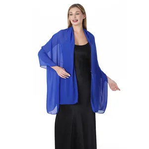 Châle en mousseline bleu roi sur les épaules, porté par un mannequin en robe de satin