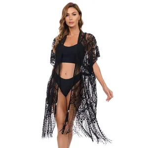 Vue détaillée d'un cache-maillot en dentelle noire avec motifs floraux et franges