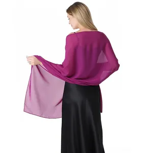 Vue arrière détaillée d'un élégant châle de soirée en mousseline magenta sur une robe