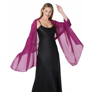 Vue détaillée d'un châle en mousseline magenta léger sur une robe de soirée noire élégante