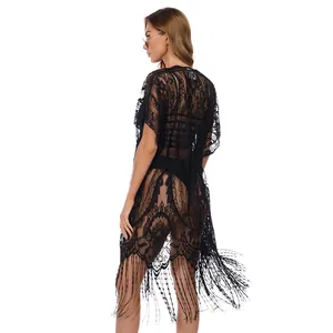 Vue détaillée d'un cache-maillot en dentelle noire avec de longues franges