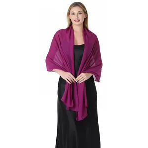 Vue détaillée d'un élégant châle en mousseline violette sur une robe en satin noir.