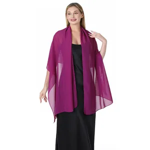 Détail d'un châle en mousseline violette drapé sur une robe de soirée élégante.
