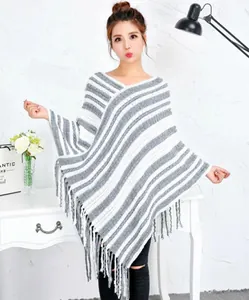 Poncho de punto bicolor con rayas grises y blancas y detalles de flecos elegantes