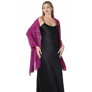 Châle de soirée en mousseline violette élégante pour robes de mariée et fêtes.