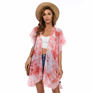 Vista completa de una salida de baño de gasa tie-dye rosa con mangas murciélago en una modelo