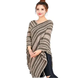 Vista detallada de un poncho de punto a rayas con flecos para otoño e invierno