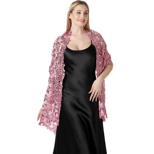 Vista dettagliata di elegante stola in pizzo con paillettes rosa su abito da sera nero