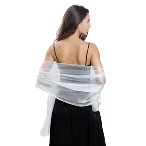Vista posteriore che mostra l'elegante drappeggio della stola in organza bianca