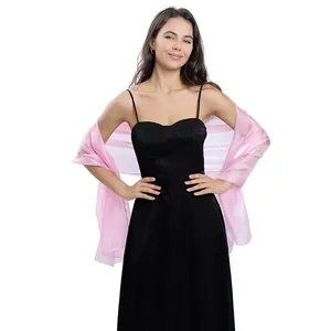 Elegante scialle in organza rosa sopra un abito nero perfetto per matrimoni e feste