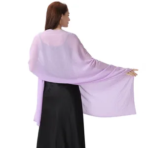 Detailansicht eines eleganten lila Chiffonschals mit Strasssteinen auf einem Abendkleid