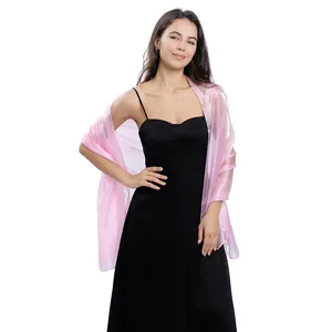 Elegante scialle rosa trasparente abbinato a un abito da sera nero per matrimoni e feste