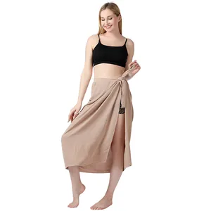 Eleganter beiger Wickel-Sarong Strandrock für Damen als Bikini-Überwurf am Model