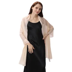 Elegante chal de noche de champán transparente con sutil brillo metálico en vestido
