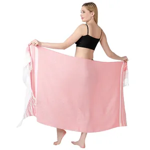 Toalla de playa turca grande de algodón rosa con rayas blancas y elegantes flecos chal
