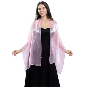 Dettaglio di scialle in organza rosa scintillante su elegante abito da sera nero