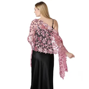 Dettaglio elegante scialle in pizzo rosa con paillettes per abiti da sposa e da sera