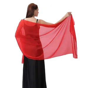 Vista trasera de un chal de crepé de seda rojo brillante para vestido de fiesta