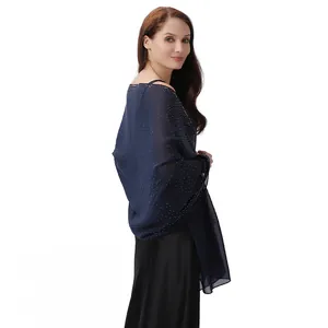 Eleganter dunkelblauer Chiffonschal mit glitzernden Strasssteinen für Abendveranstaltungen