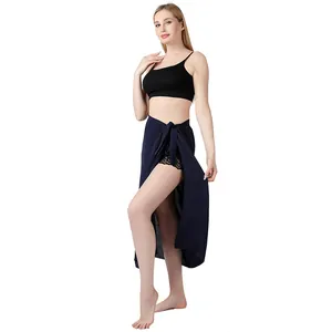 Detailansicht eines dunkelblauen Wickelsarongs für den Strand, getragen von einem Modell