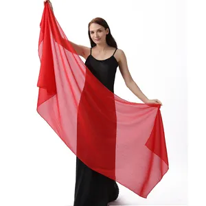 Vista detallada de un chal rojo ligero con purpurina para vestidos de noche y fiestas