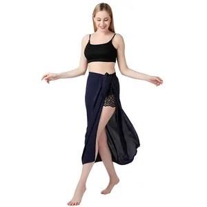 Detailansicht eines dunkelblauen Wickel-Sarongs für den Strand an einem weiblichen Model