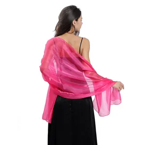 Vista posteriore di uno scialle da sposa in velo fucsia drappeggiato su un abito.