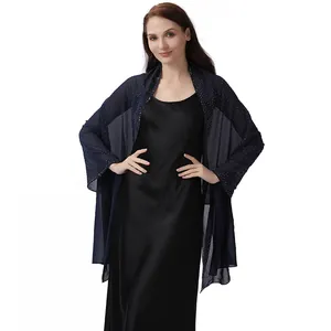 Detailansicht eines eleganten dunkelblauen Schals aus Chiffon mit glitzernden Strasssteinen