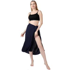 Detailansicht eines marineblauen Wickel-Sarong-Rocks mit Schlitz als Strand-Cover-Up