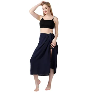 Detailansicht der marineblauen einteiligen Wickelrock-Sarong-Strandabdeckung für Damen