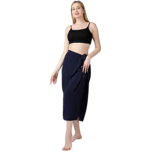 Vollansicht eines dunkelblauen einfarbigen Strand-Sarongs als Wickelrock-Cover-up