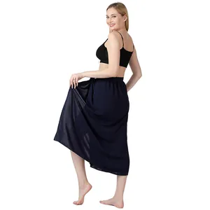 Detail-Seitenansicht eines minimalistischen, dunkelblauen Wickel-Sarong-Strand-Bikini-Cover-ups