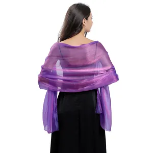 Vista posteriore di elegante scialle viola velato su un abito nero per sposa o festa.