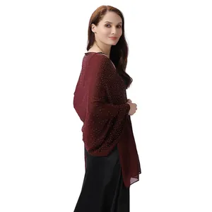 Eleganter burgunderroter Chiffonschal mit funkelnden Strasssteinen für Abendkleider