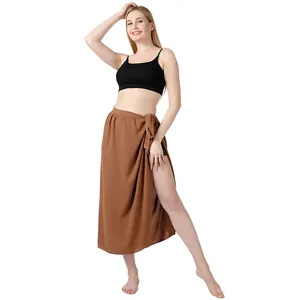 Brauner Wickelrock Sarong mit Seitenschleife als eleganter Strand-Bikini-Überwurf.