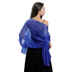 Dettaglio dello scialle trasparente blu reale leggero su modella per abito da sera