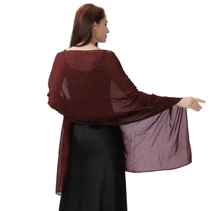 Rückansicht eines weinroten Chiffon-Schals mit funkelnden Strasssteinen im Sterndesign