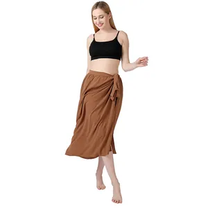 Detailansicht des braunen Strand-Sarong-Wickelrocks mit drapierter Stoffstruktur.