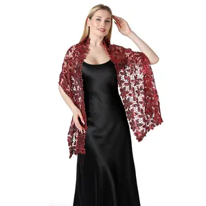 Elegante scialle rosso ricamato con paillettes su un abito da sera in raso nero fine