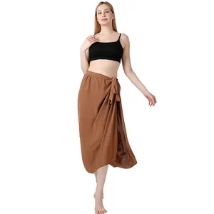 Detaillierte Ansicht eines braunen einfarbigen Sarong-Strandwickelrocks für Damen im Studio
