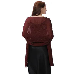 Rückansicht eines eleganten burgunderroten Chiffonschals mit funkelnden Strasssteinen.