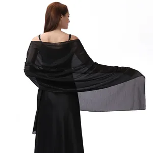 Vista detallada de un elegante chal de noche negro, transparente y brillante para bodas