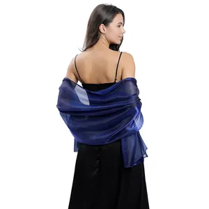 Elegante scialle velato blu marina mostrato su una modella in abito da sera nero.