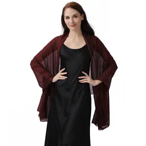 Eleganter bordeauxroter Chiffon-Schal mit funkelnden Strasssteinen für festliche Gala-Abende