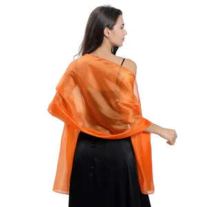 Elegante vista posteriore di uno scialle trasparente arancione su abito da sera