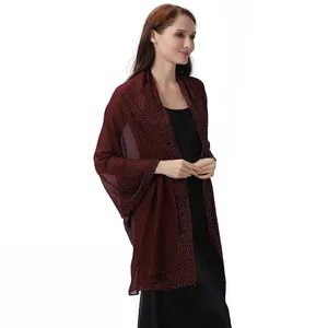 Elegantes Detail eines weinroten Schals aus Chiffon mit funkelnden Strasssteinen