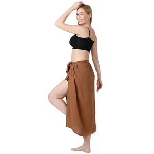 Seitenansicht eines braunen einfarbigen Strand-Sarong-Wickelrocks als Bikini-Überwurf